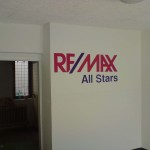 3d logo na stěně Remax