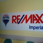 3d logo na stěně Remax